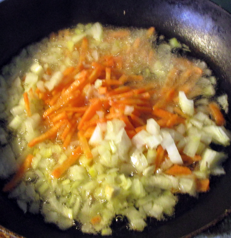 фасолевый-суп-начинаем-пассеровать овощи
