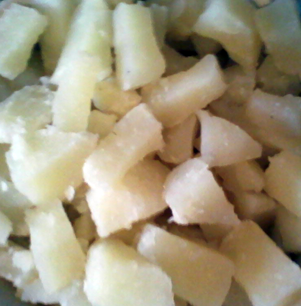 нарезанный картофель для салата из печени трески