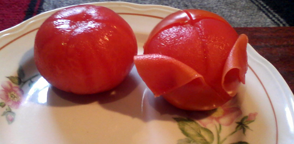 Для яичницы с помидорами снимаем с томатов кожуру