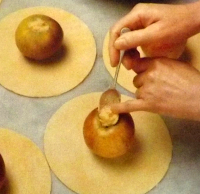 Запеченные яблоки в тесте